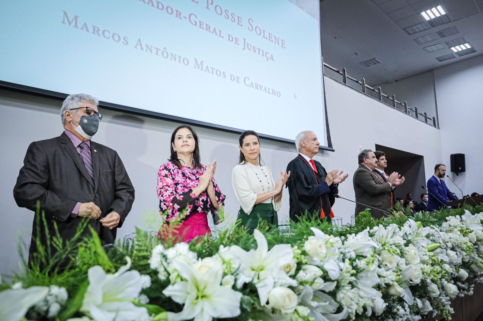 Governadora Raquel Lyra prestigia cerimônia de posse do procurador