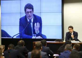 Ministro diz que óleo no Nordeste vem “muito provavelmente” da Venezuela