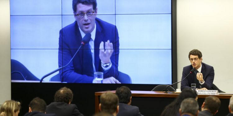 Ministro diz que óleo no Nordeste vem “muito provavelmente” da Venezuela