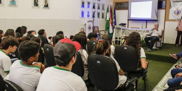 Alunos da rede municipal de ensino participam de homenagem a Álvaro Lins em Caruaru