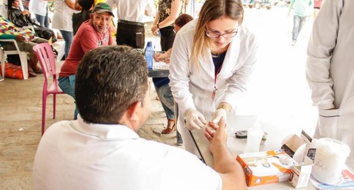 Ceaca realizou ação social para comerciantes e clientes