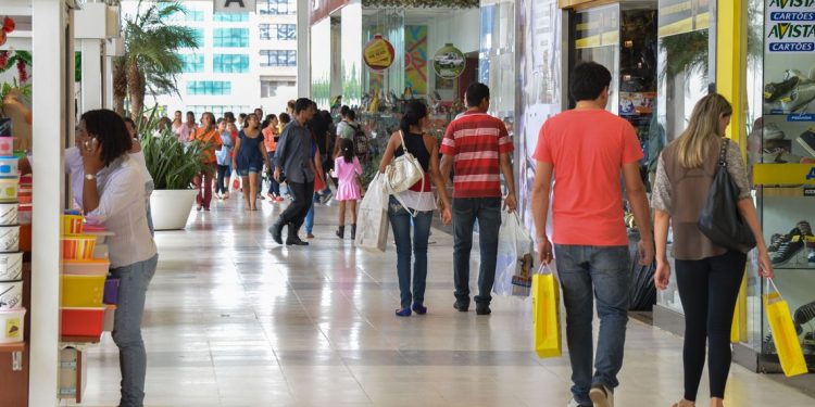 Endividamento do consumidor cai pela primeira vez em 2019, diz CNC