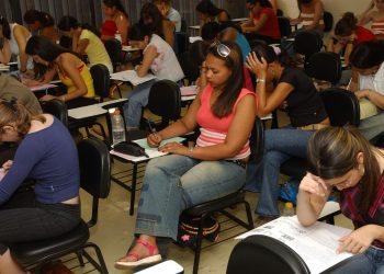 A um mês do Enem, escolas contam como contornam ansiedade de alunos