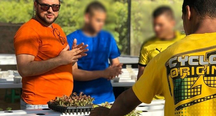 Adolescentes da Funase aprendem sobre aquaponia em curso no IFPE