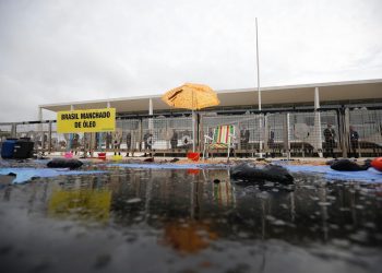 Greenpeace faz protesto e joga ‘óleo’ em frente ao Palácio do Planalto