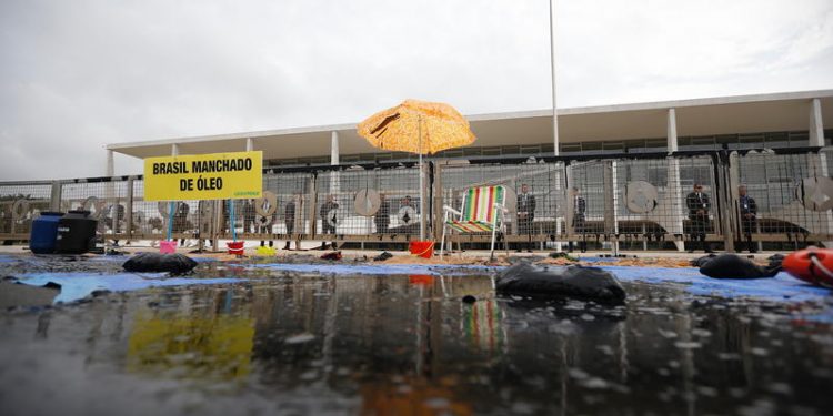 Greenpeace faz protesto e joga ‘óleo’ em frente ao Palácio do Planalto