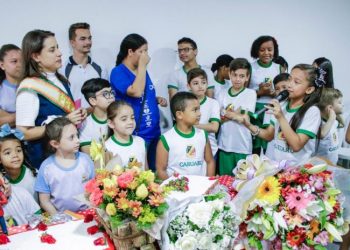 Estudantes das redes pública e particular prestam homenagens a Prefeita de Caruaru