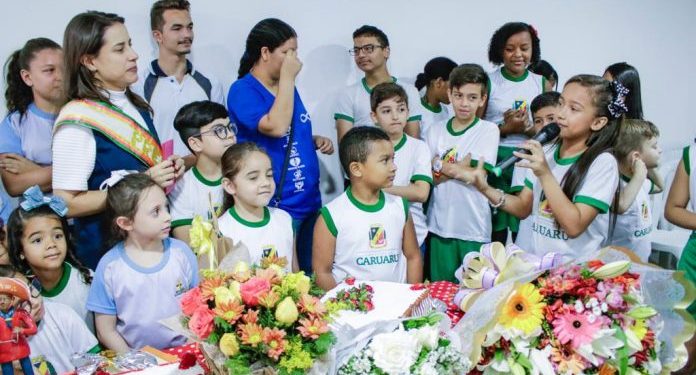 Estudantes das redes pública e particular prestam homenagens a Prefeita de Caruaru