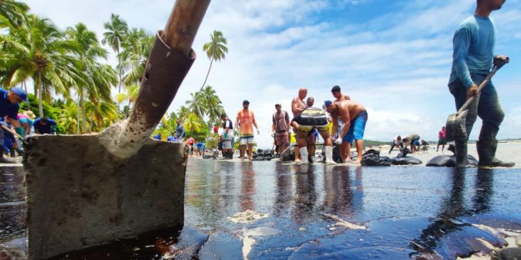 Cerca de 1.500 toneladas de óleo já foram retiradas de praias de Pernambuco