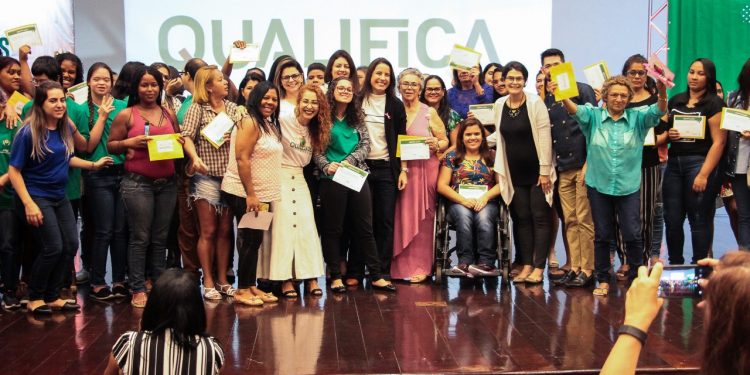 Qualifica Caruaru forma mais 639 alunos em oficinas profissionalizantes