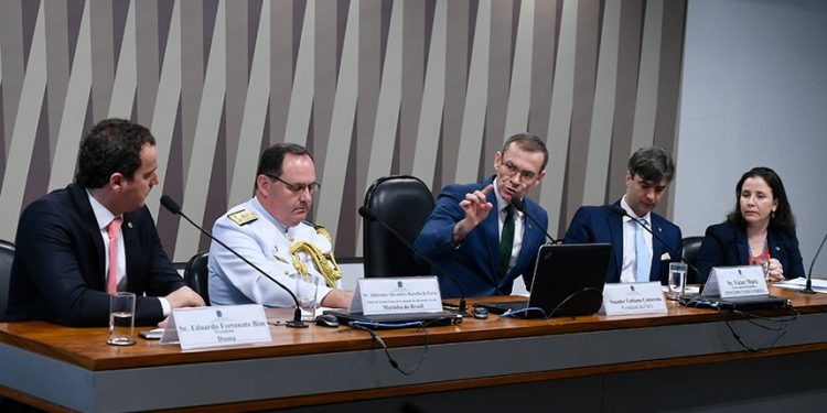 União pode ser responsabilizada por óleo em praias do Nordeste, aponta debate