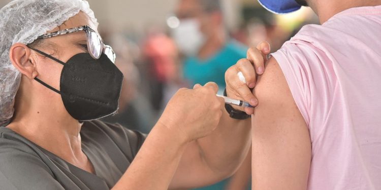 Covid-19: Caruaru inicia aplicação de 4ª dose  para trabalhadores da Saúde e pessoas com 50 anos ou mais