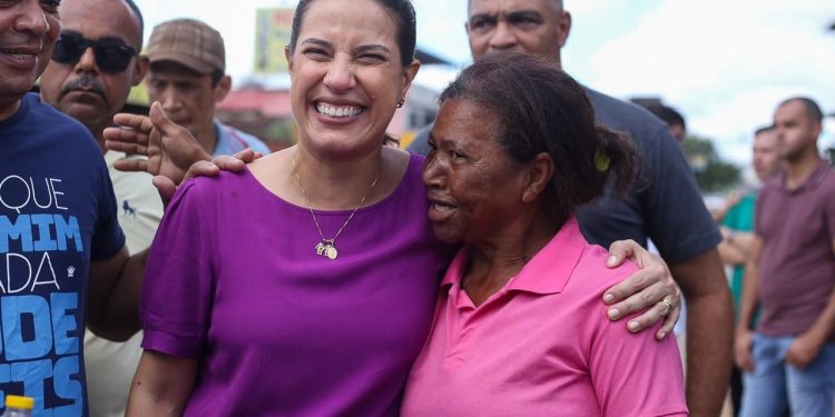 Raquel Lyra visita feira livre de São Caetano e recebe apoio de moradores e comerciantes