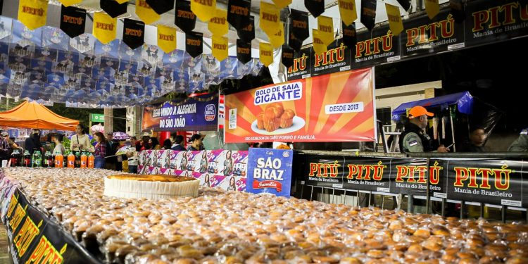 Comidas Gigantes: Maior Bolo de Saia do Mundo pesou 300 quilos