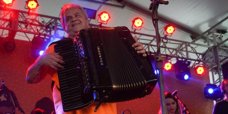 Grandes atrações, como o cantor Flavio José, atraíram uma multidão de forrozeiros para o Alto do Moura