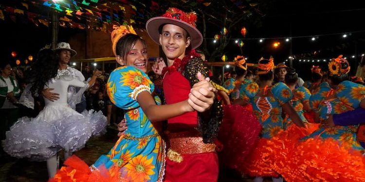 Xote, piseiro, sertanejo, MPB e samba dão ritmo ao fim de semana em comemoração a São João em Caruaru
