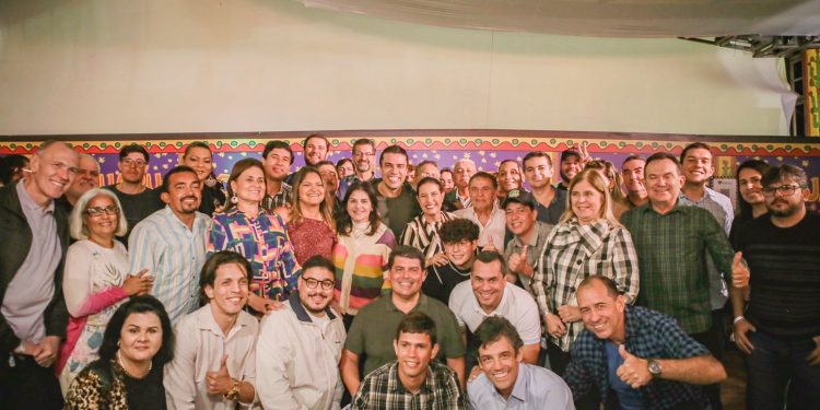 Raquel Lyra e Rodrigo Pinheiro recebem comitiva com pré-candidatos a deputados estaduais e federais do PSDB e Cidadania, em Caruaru