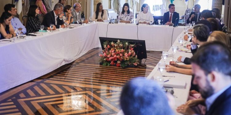 Raquel realiza primeira reunião com os novos secretários