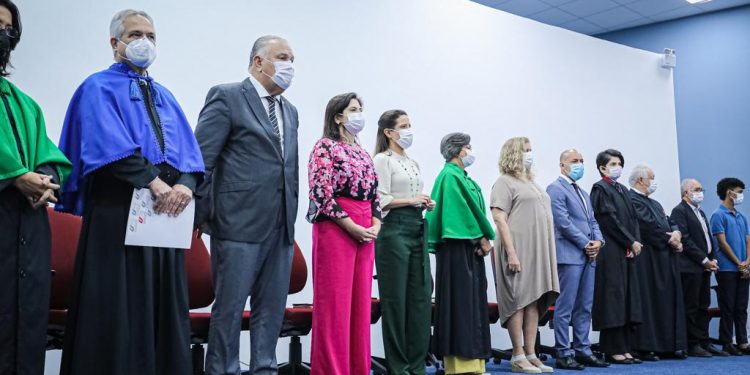 Raquel Lyra empossa primeira mulher eleita como reitora da UPE
