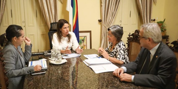 Raquel Lyra recebe reitora e vice-reitor da UPE para discutir investimentos para a instituição