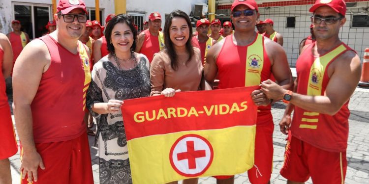 Governadora Raquel Lyra anuncia mais de R$ 23 milhões em investimentos para o Corpo de Bombeiros e assina edital para prevenção e mitigação de incidentes com tubarões