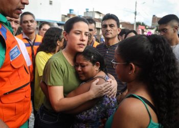 Governadora Raquel Lyra visita cidades atingidas pelas chuvas e anuncia R$ 23 milhões em investimentos para Defesa Civil e Corpo de Bombeiros