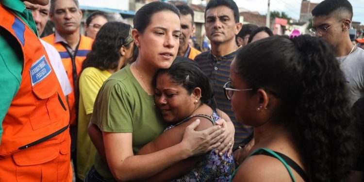 Governadora Raquel Lyra visita cidades atingidas pelas chuvas e anuncia R$ 23 milhões em investimentos para Defesa Civil e Corpo de Bombeiros