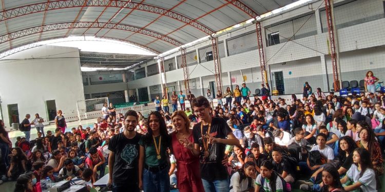 Secretaria de Educação de Caruaru realiza cerimônia para entrega de medalhas para estudantes que venceram olimpíadas nacionais