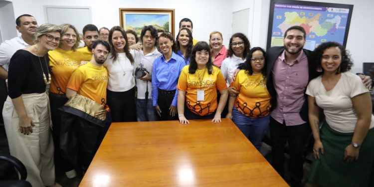 Dia Mundial da Infância e da Pessoa com Síndrome de Down: governadora participa de roda de diálogo e reafirma compromisso de fortalecer inclusão no Estado
