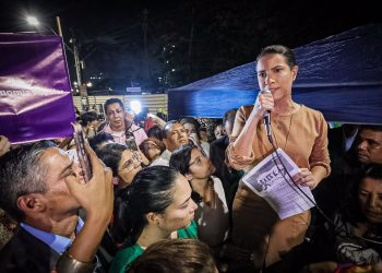 Governadora recebe pauta de reivindicações e dialoga com participantes de ato pelos direitos das mulheres