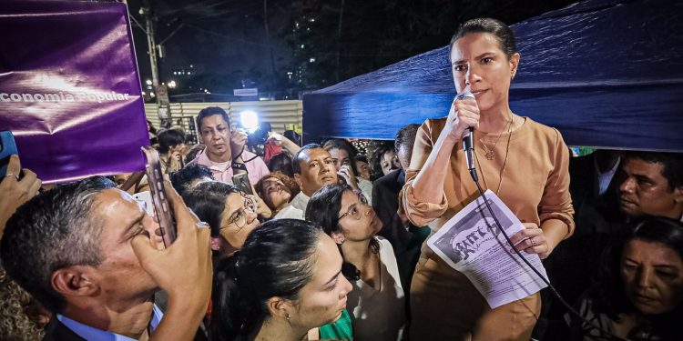 Governadora recebe pauta de reivindicações e dialoga com participantes de ato pelos direitos das mulheres