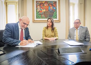 Governadora assina protocolo com universidades e Estado retoma estudos sobre tubarões