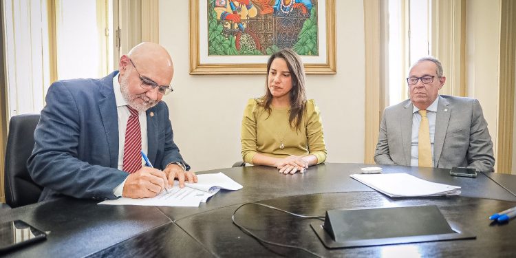 Governadora assina protocolo com universidades e Estado retoma estudos sobre tubarões