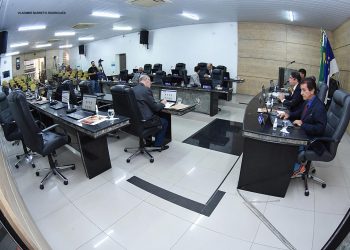 Parlamentares aprovam crédito adicional para saúde e recebem representante da Paixão de Cristo