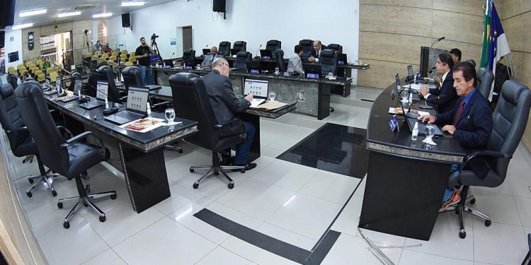 Parlamentares aprovam crédito adicional para saúde e recebem representante da Paixão de Cristo