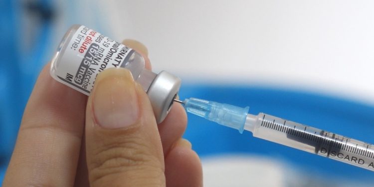 Noronha inicia a segunda fase da vacinação bivalente contra a Covid para idosos com mais de 60 anos