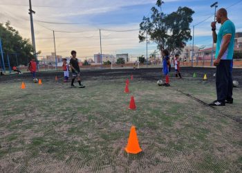 De que forma começar a praticar esportes desde cedo contribui para a saúde da criança?
