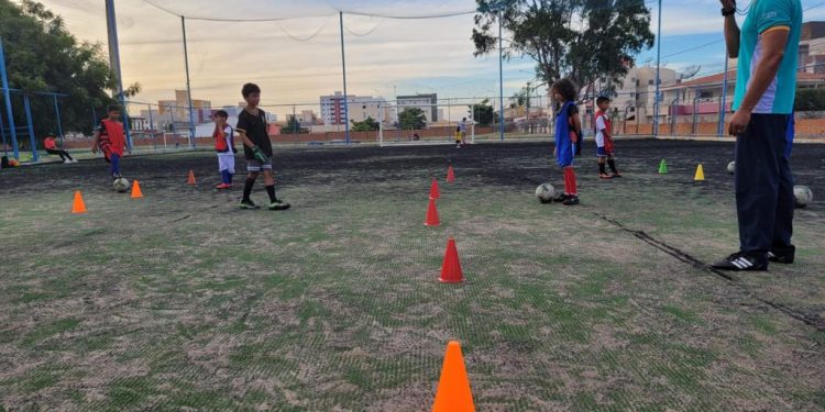 De que forma começar a praticar esportes desde cedo contribui para a saúde da criança?