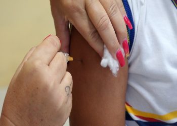 Crianças e adolescentes atualizam caderneta vacinal em Fernando de Noronha