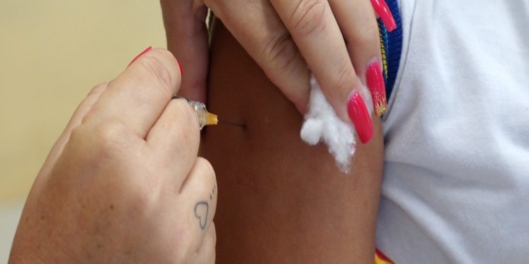 Crianças e adolescentes atualizam caderneta vacinal em Fernando de Noronha