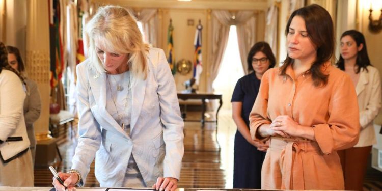 Governadora Raquel Lyra e embaixadora dos EUA assinam acordo de cooperação