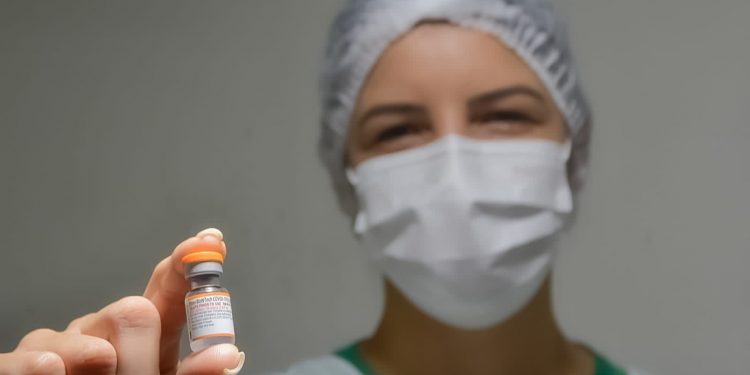 Covid-19: Secretaria de Saúde de Caruaru disponibiliza guia de vacinação com público, imunizantes, faixa etária e esquema da vacina contra a doença