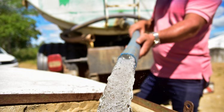 Prefeitura de Caruaru segue distribuindo água potável para população da zona rural