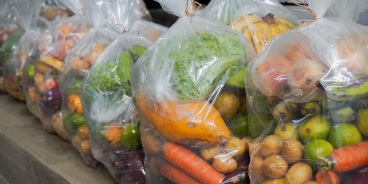 “Ceaca Alimenta” ajuda dezenas de famílias entregando cestas de alimentos, além de promover debates sobre saúde e sociedade