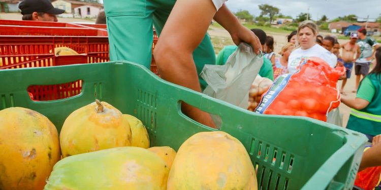 “Ceaca Alimenta” ajuda moradores da comunidade da Vila do Aeroporto com entregas de alimentos