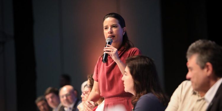 Governadora Raquel Lyra participa da plenária estadual do Plano Plurianual participativo junto a ministros de Estado