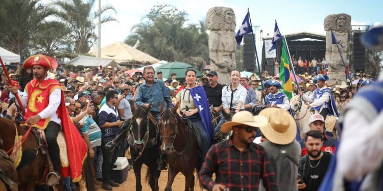 No Sertão, governadora Raquel Lyra participa da Cavalgada à Pedra do Reino