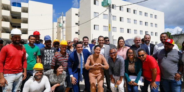 Em Caruaru, governadora Raquel Lyra visita andamento das obras do habitacional Severino Quirino