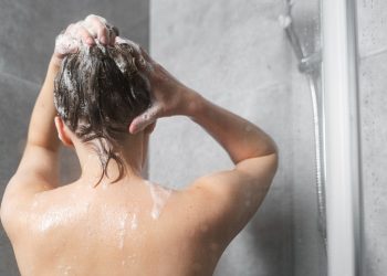 Por que não é ideal dormir de cabelo molhado?