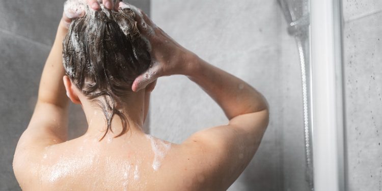 Por que não é ideal dormir de cabelo molhado?